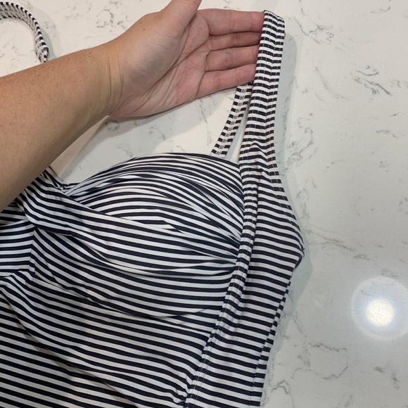 Size 14 Molded Niptuck Swim Top - Picture 9 of 11